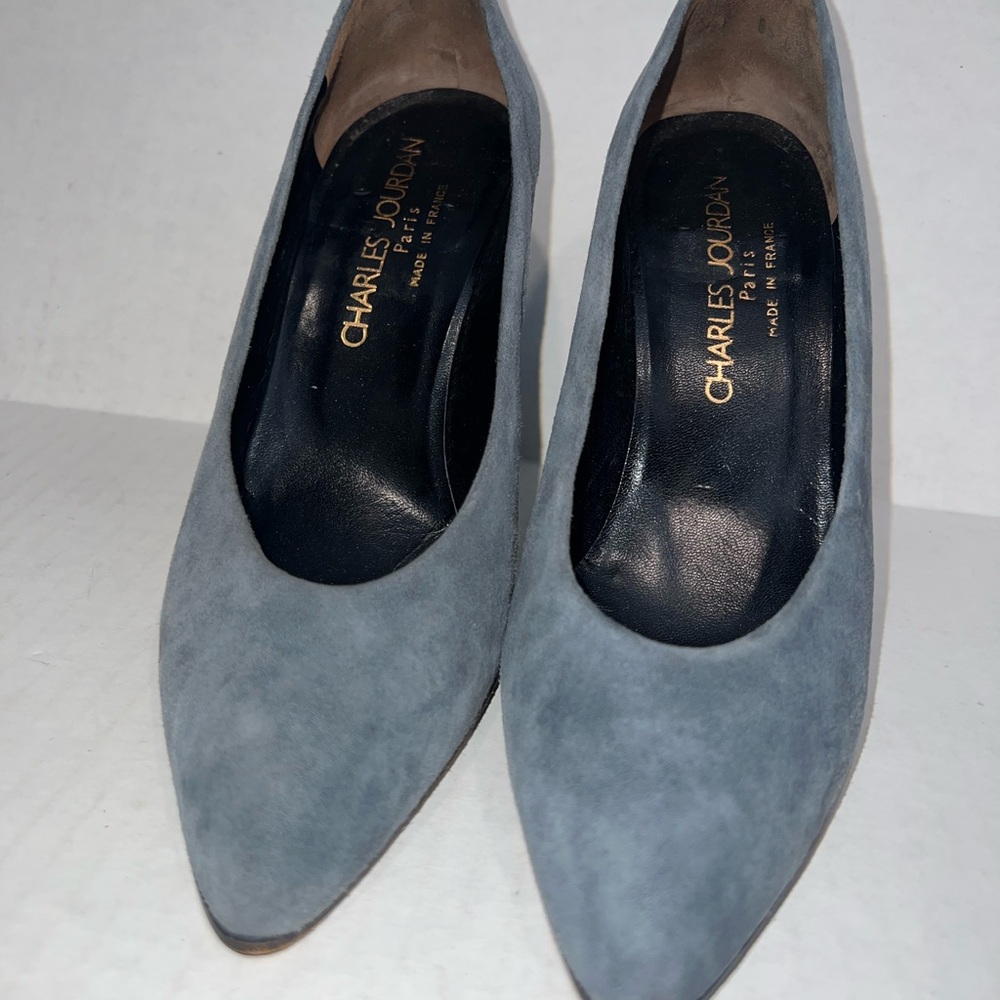 Charles Jourdan Sleek Suede Gray Heels - Picture 5 of 13